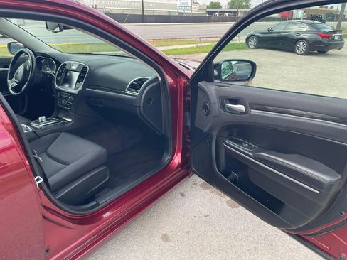 Used 2018 Chrysler 300 Touring w/ Sport Appearance Package image 10