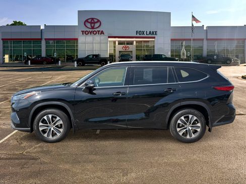 Used 2022 Toyota Highlander XLE AWD/4WD image 2
