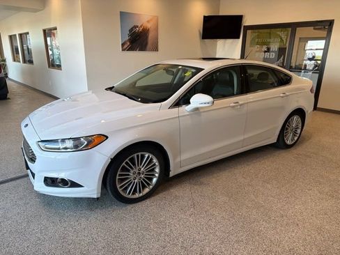 Used 2016 Ford Fusion SE w/ Equipment Group 202A FWD image 3