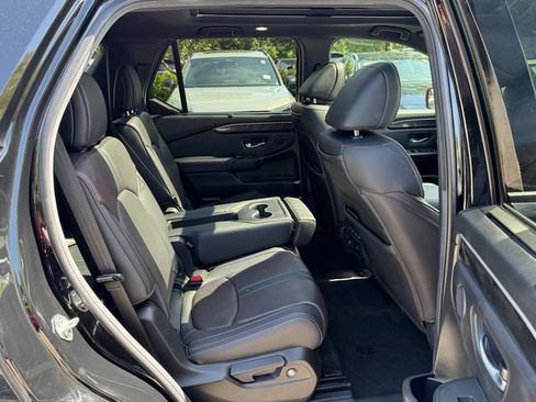 Used 2025 Honda Pilot Black Edition image 17