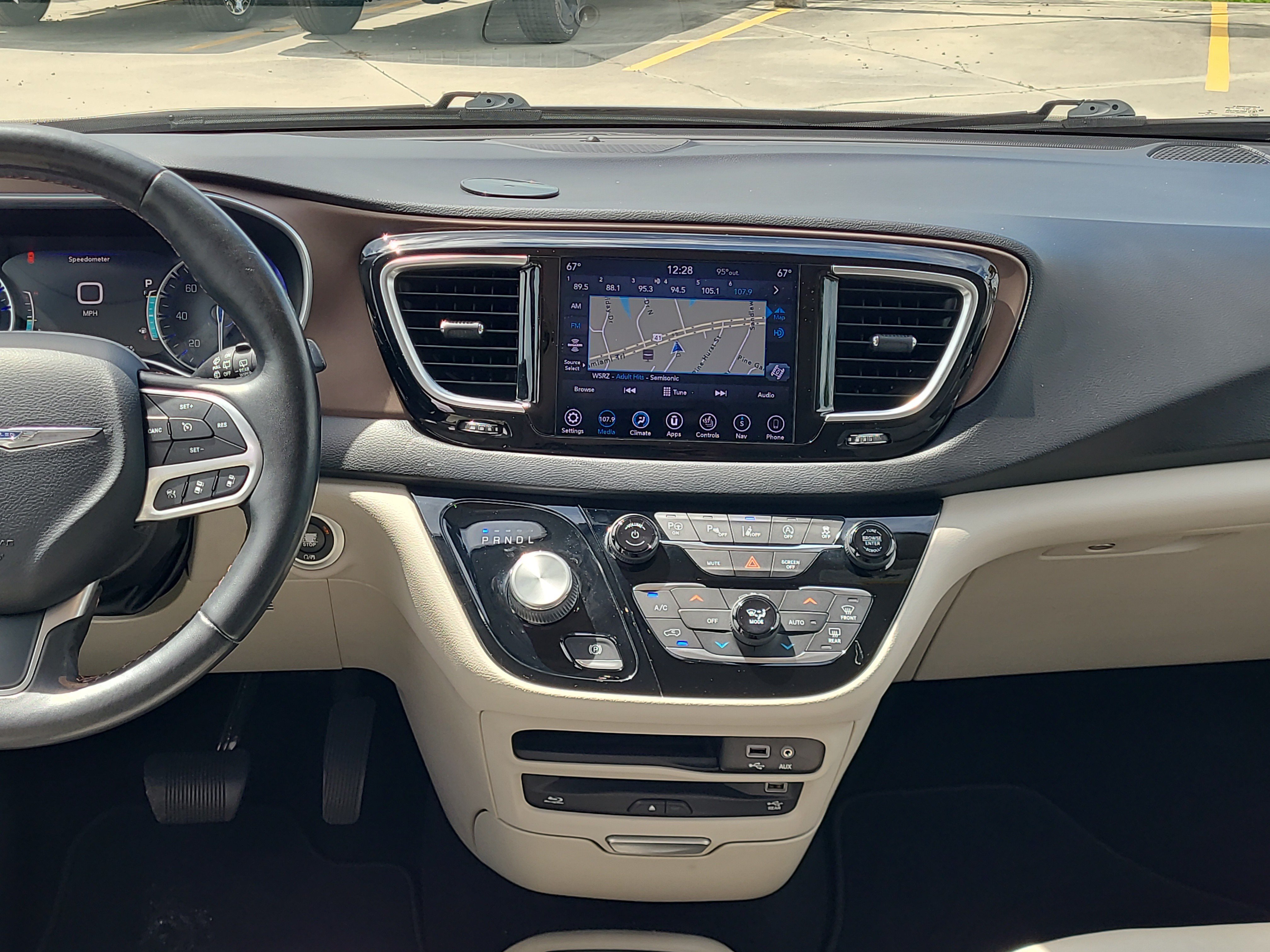 Used 2019 Chrysler Pacifica Touring-L Plus w/ Advanced Safetytec Group FWD image 15