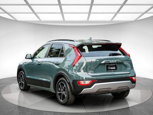 Used 2023 Kia Niro EX image 3