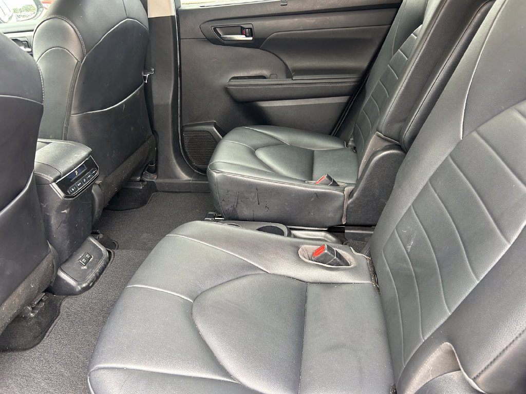 Used 2020 Toyota Highlander XLE FWD image 16