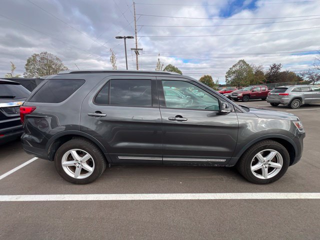 Used 2018 Ford Explorer XLT w/ Equipment Group 202A FWD image 4