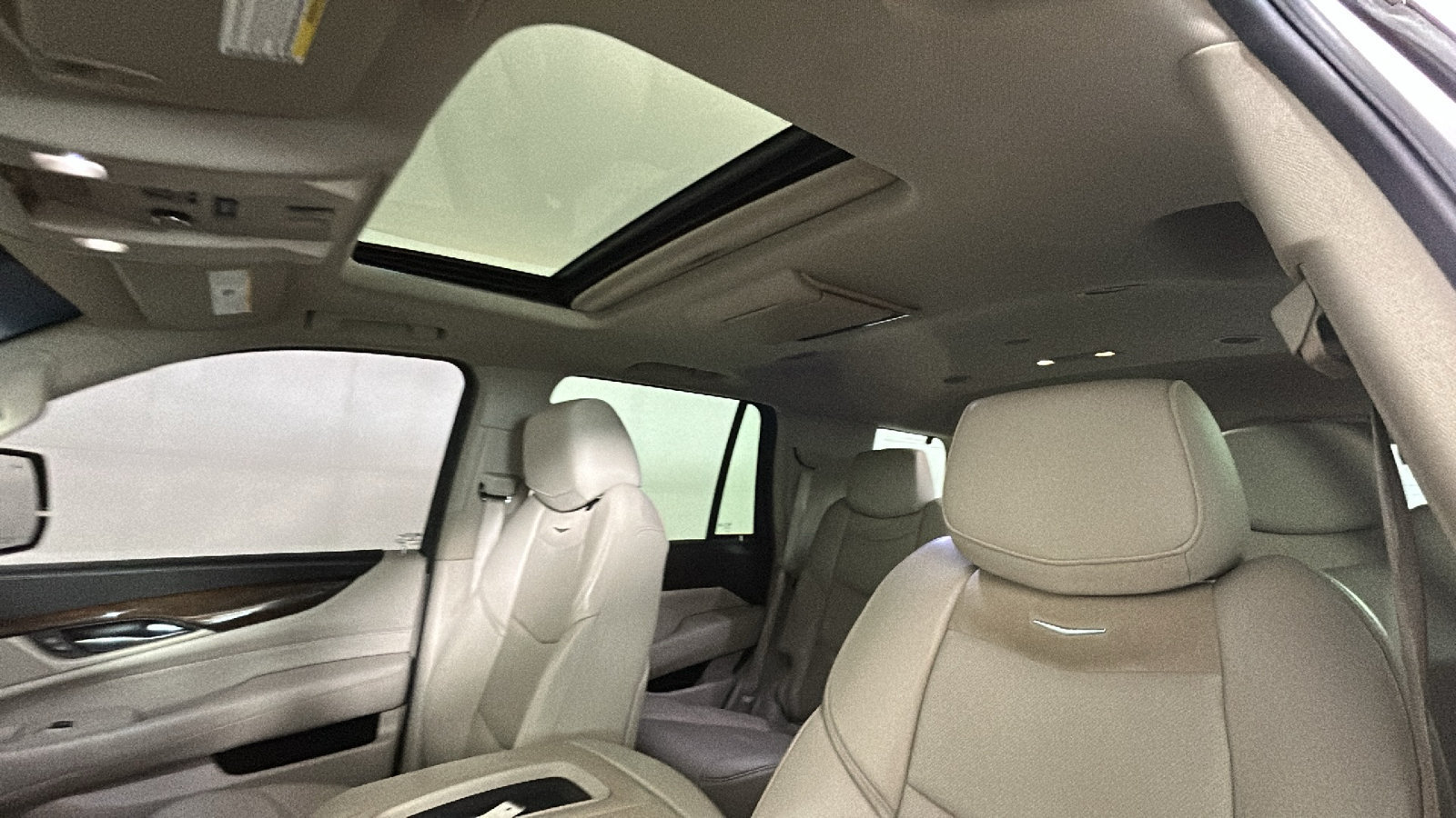 Used 2018 Cadillac Escalade Luxury AWD/4WD image 16