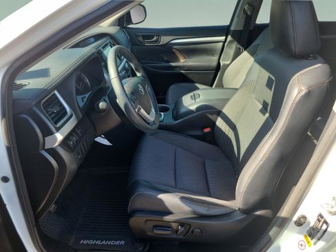 Used 2017 Toyota Highlander LE image 11