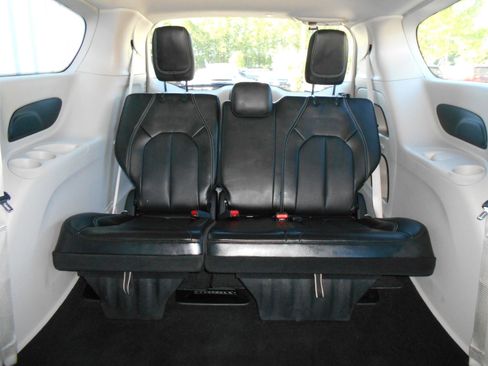 Used 2024 Chrysler Pacifica Touring-L FWD image 8