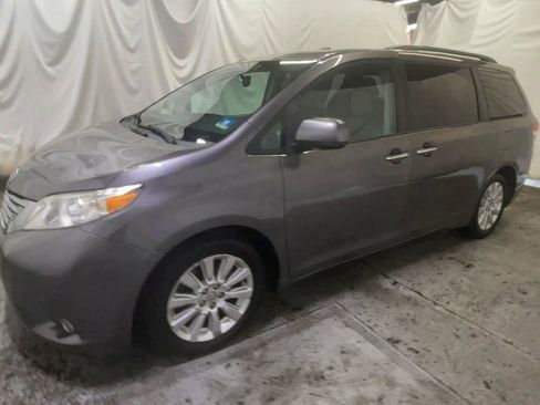 Used 2011 Toyota Sienna XLE image 4