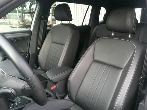 Used 2022 Volkswagen Tiguan SE R-Line image 11