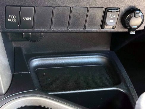 Used 2016 Toyota RAV4 XLE AWD/4WD image 22