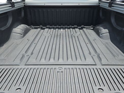 Used 2023 Nissan Titan SV w/ SV Convenience Package RWD image 11