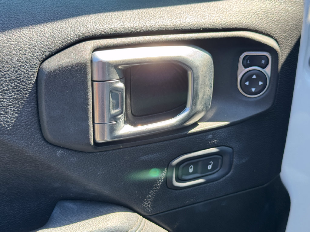 Used 2022 Jeep Wrangler Unlimited Sahara AWD/4WD image 11