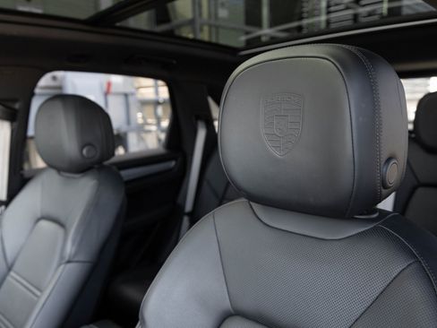 Used 2022 Porsche Cayenne Platinum Edition image 22