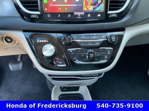 Used 2024 Chrysler Pacifica Touring-L FWD image 39