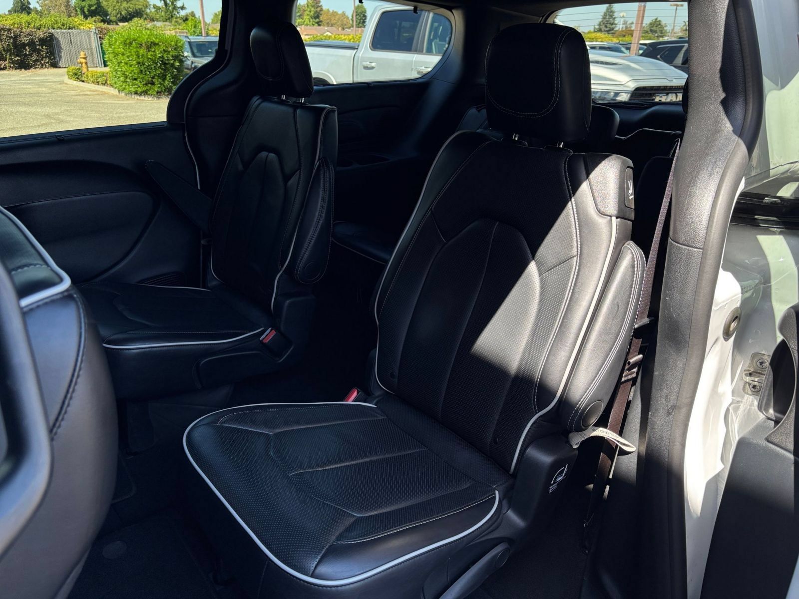 Used 2025 Chrysler Pacifica Limited FWD image 41