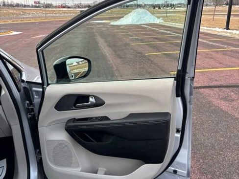 Used 2024 Chrysler Pacifica Touring-L image 13