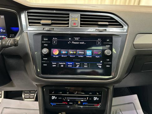 Used 2022 Volkswagen Tiguan SE R-Line image 6