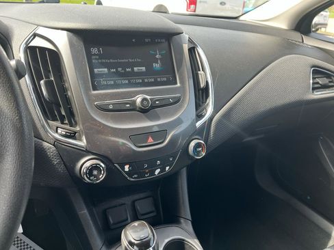 Used 2017 Chevrolet Cruze LT FWD image 9