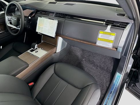 New 2026 Land Rover Range Rover Long Wheelbase SE AWD/4WD image 17