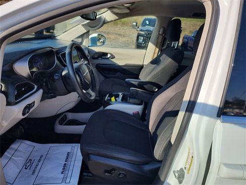 Used 2020 Chrysler Pacifica Touring image 19
