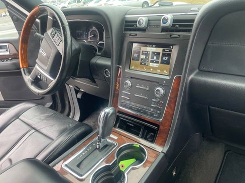 Used 2017 Lincoln Navigator Select image 13