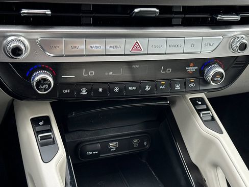 Certified 2024 Kia Telluride S w/ S Sunroof Package AWD/4WD image 20