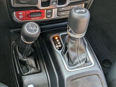 Used 2024 Jeep Wrangler Unlimited Rubicon AWD/4WD image 12