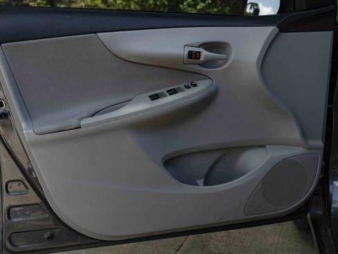 Used 2013 Toyota Corolla L FWD image 31
