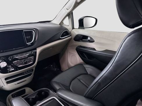 Used 2024 Chrysler Pacifica Touring-L FWD image 21