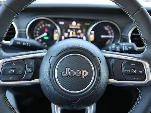 Used 2023 Jeep Wrangler Unlimited Sahara AWD/4WD image 38