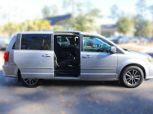 Used 2016 Dodge Grand Caravan SXT image 19