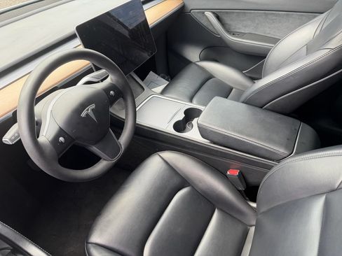 Used 2022 Tesla Model Y Long Range AWD/4WD image 2