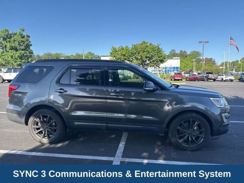Used 2017 Ford Explorer XLT w/ Equipment Group 202A image 5