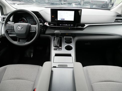 Certified 2025 Toyota Sienna LE FWD image 10