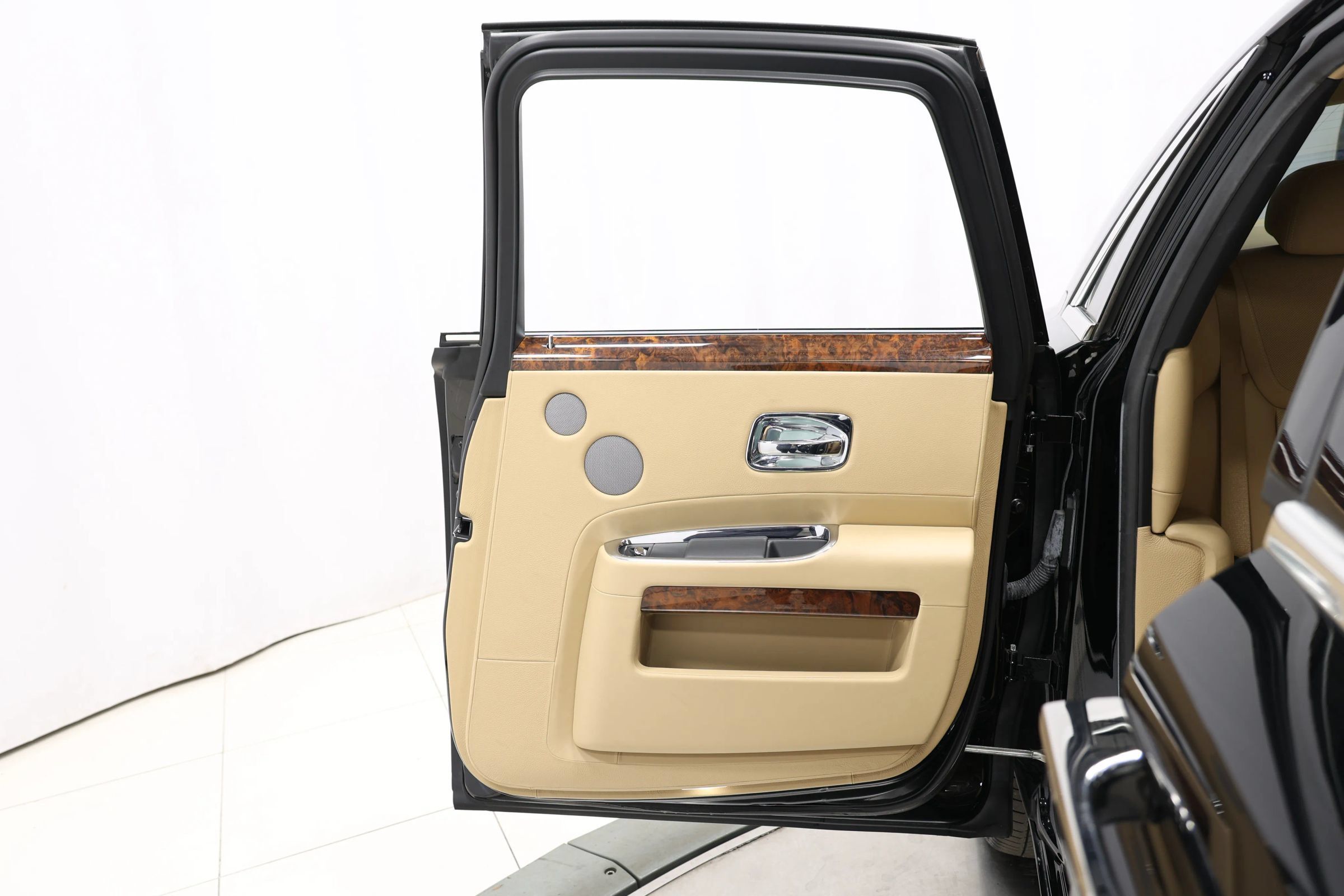 Used 2015 Rolls-Royce Ghost RWD image 83