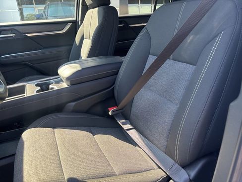 Used 2025 GMC Acadia Elevation image 13