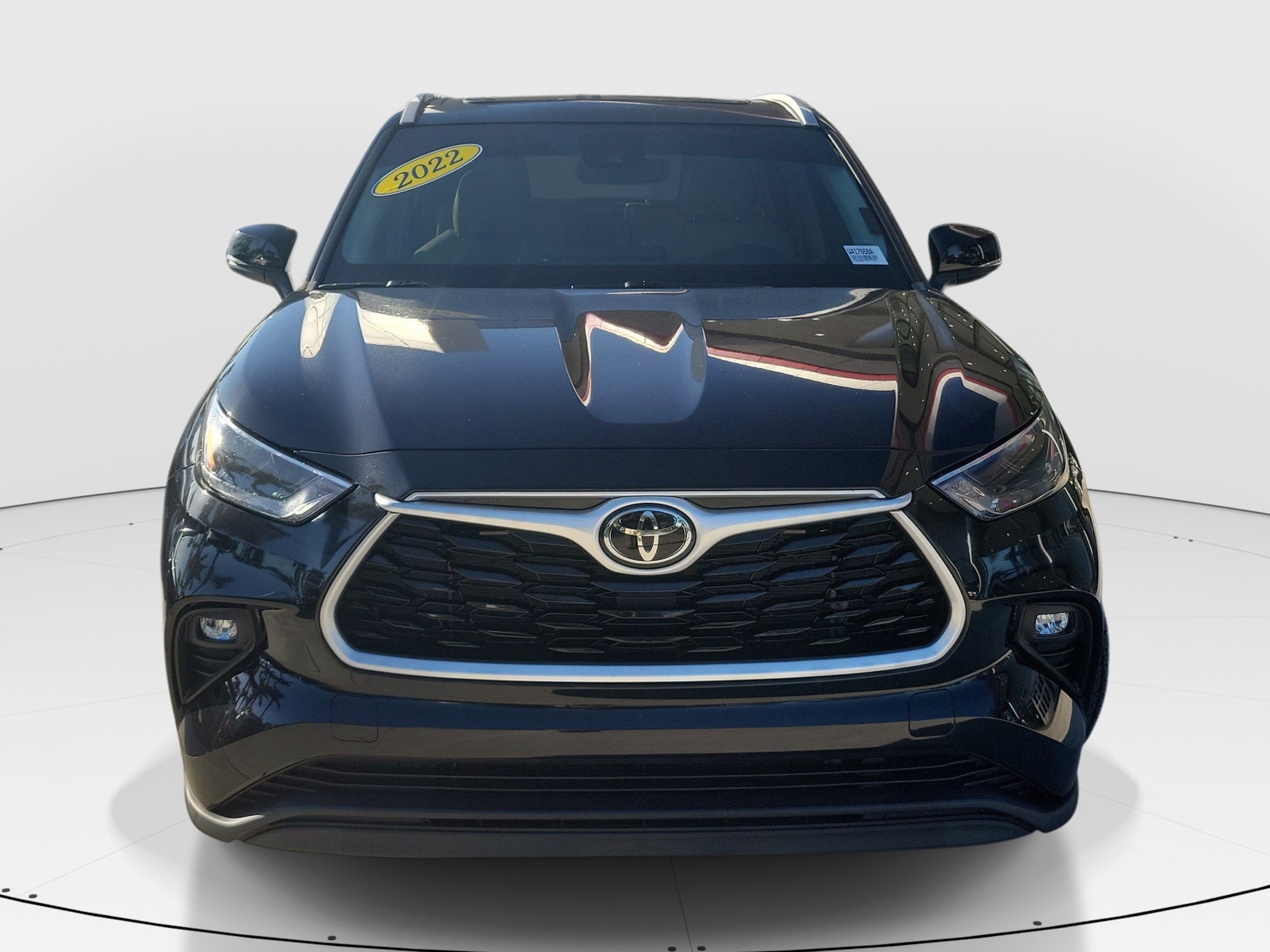 Used 2022 Toyota Highlander XLE FWD image 2