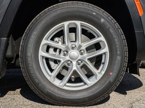 New 2025 Jeep Grand Cherokee Laredo X w/ Luxury Tech Group I image 16