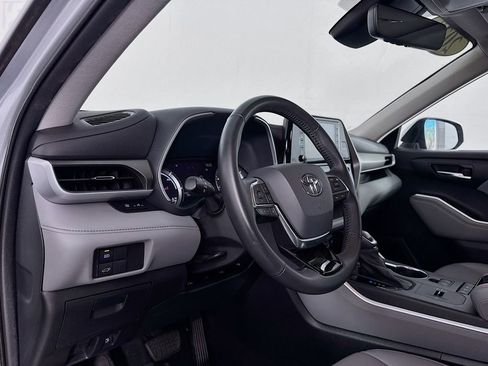 Used 2020 Toyota Highlander XLE image 12
