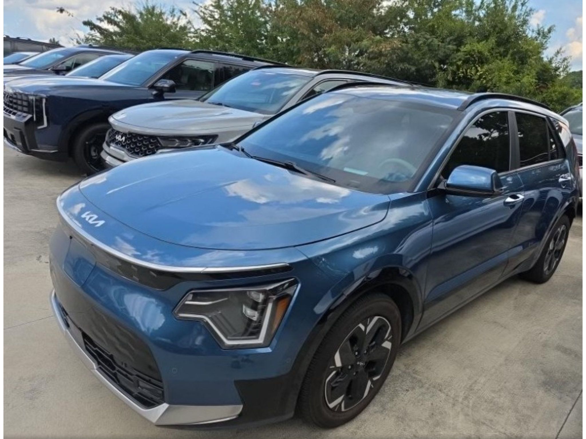 Used 2024 Kia Niro Wave w/ Wave Preserve Package FWD image 1
