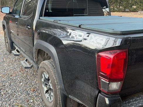 Used 2018 Toyota Tacoma TRD Off-Road w/ Technology Package image 3