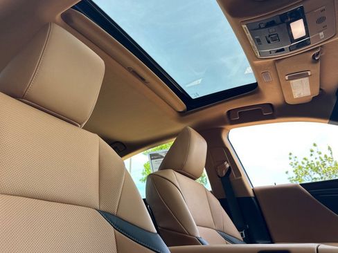 Used 2025 Lexus ES 300h w/ Premium Package FWD image 13