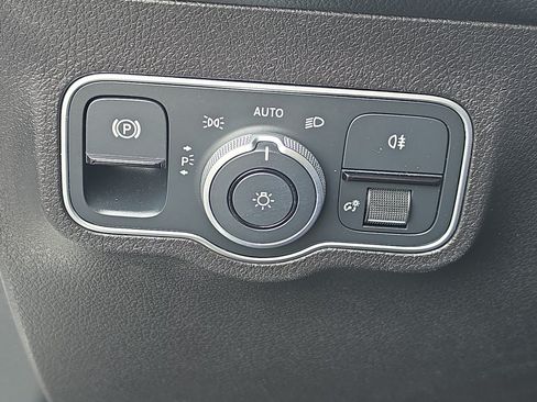 Used 2023 Mercedes-Benz EQB 300 4MATIC image 28