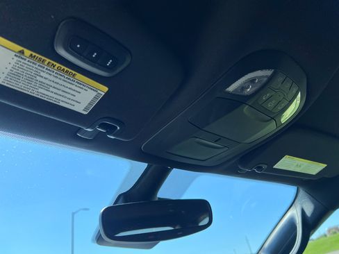Certified 2025 Chrysler Pacifica Select FWD image 28