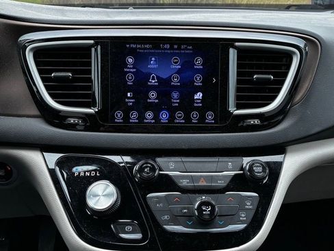 Used 2017 Chrysler Pacifica Touring FWD image 6