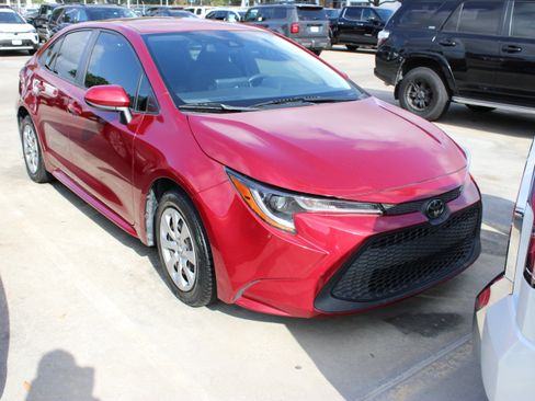 Used 2022 Toyota Corolla LE FWD image 2