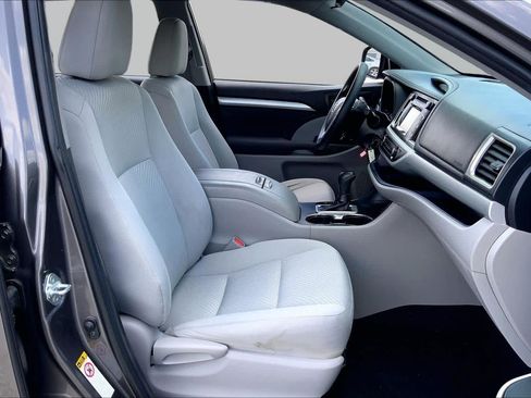 Used 2019 Toyota Highlander LE FWD image 9