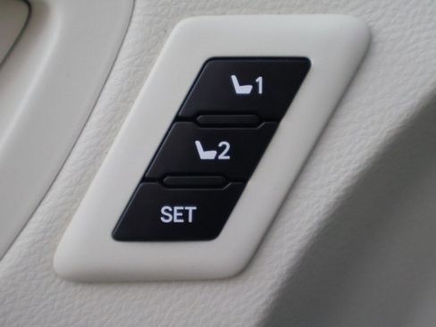 Used 2022 Toyota Sienna Limited image 39