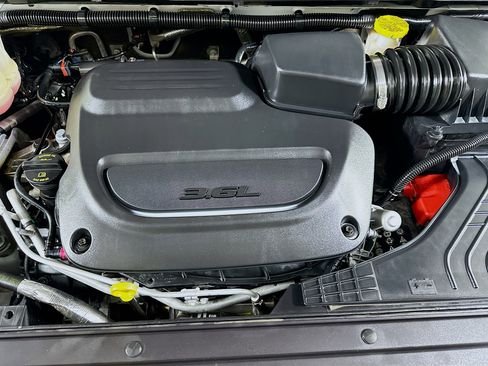 Used 2024 Chrysler Pacifica Touring-L image 30