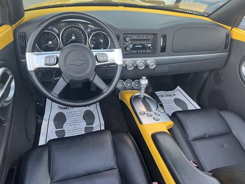 Used 2004 Chevrolet SSR w/ Preferred Equipment Group RWD image 17